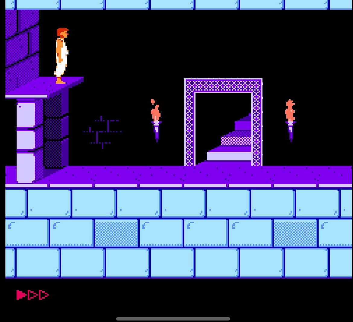 Конец первого уровня с открытой дверью для перехода на второй